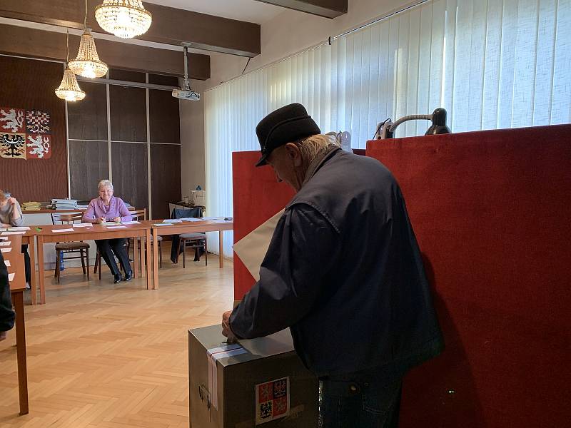 Komunální volby v Trhovém Štěpánově. Z místních částí voliče k urnám do města svážely autobusy.