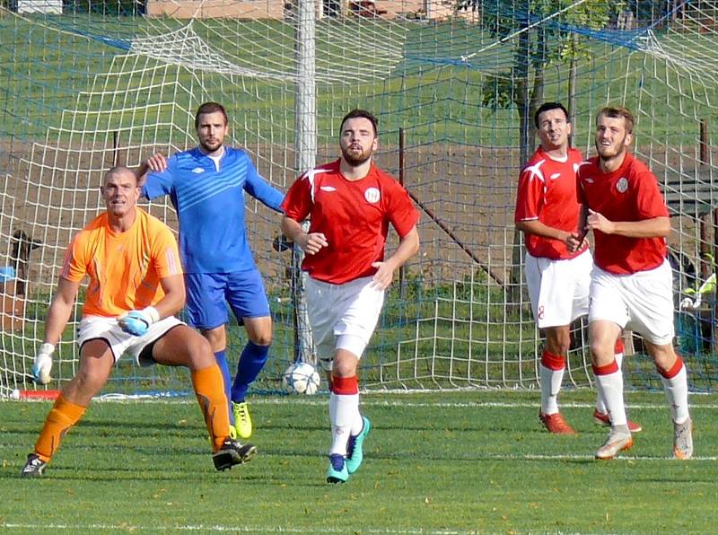 Nespeky (v modrém)  porazily doma Tuchlovice 2:1 po penaltovém rozstřelu.