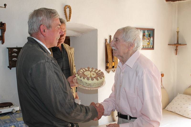 Významné jubileum 90. let Lubomíra Kostelky přišli s hercem oslavit i někteří obyvatelé Kamberka.