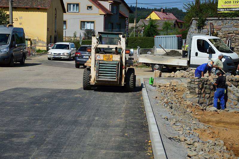 Rekonstrukce Pivovarského rybníka jde do finále, i když stavební povolení má akce až do května příštího roku. Snímek zachycuje situaci 3. září 2021.