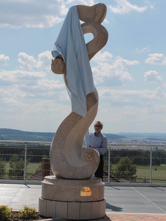 Rehabilitační ústav Kladruby má nový park se sochou Naděje a kamenem Života.