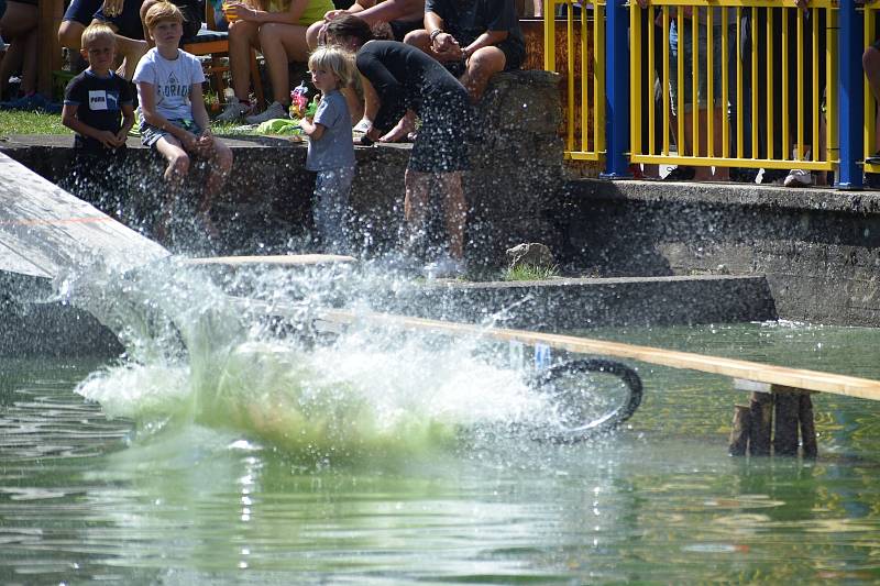 Water cup - přejezd přes rybník v Řimovicích.