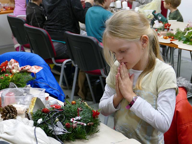 Zdobení adventních věnců ve Smilkově.