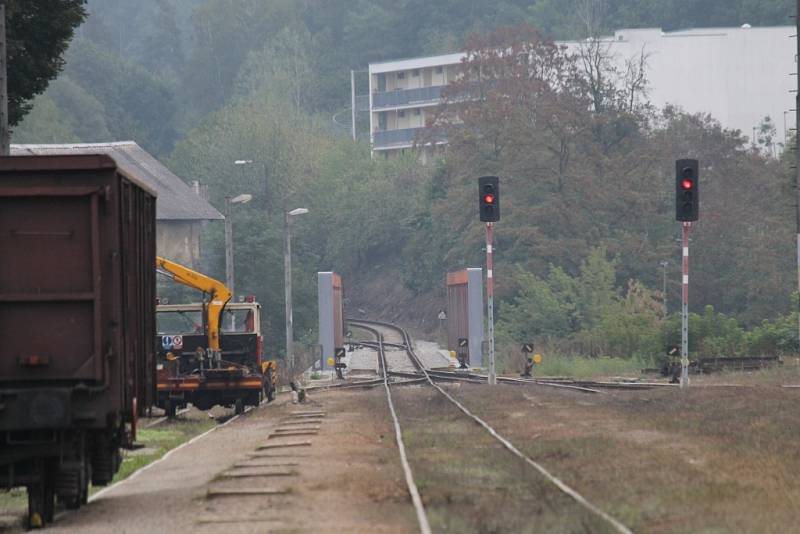 Práce na trati poblíž týneckého přejezdu. 