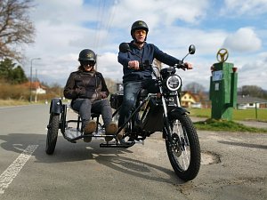 Z představení motorkářské novinky v Zaječicích: sajdix Velorex k elektrickému mopedu Mopedix.