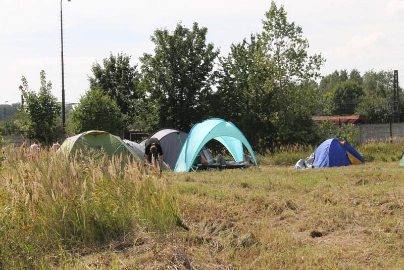 Elektronická hudba bude znít po celý víkend Táborskými kasárnami v Benešově.