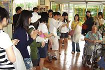 Zájezd devatenácti studentů z Jižní Koreje se na své cestě zastavil v jankovském domově seniorů