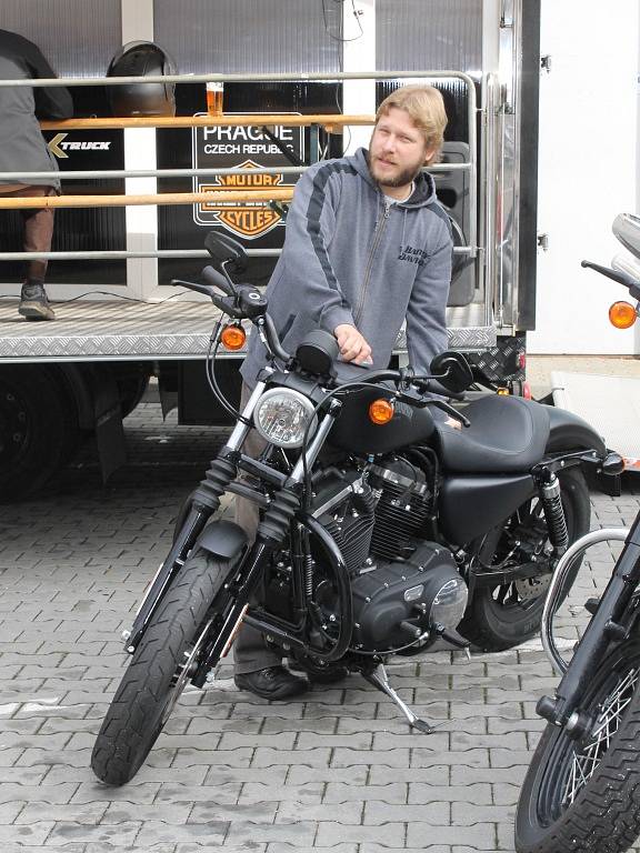 Motocykl Harley Davidson si mohl zdarma vyzkoušet každý, kdo přišel v sobotu na parkoviště u benešovského OD Hvězda. 