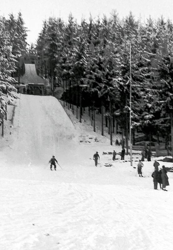 13. ledna 1939. Radovánky na zimním lyžařském můstku u Miličína.