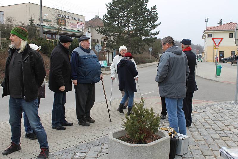 Odhalením pamětní desky na památku obětem transportu smrti si v pátek 25. ledna 2019 veřejnost a představitelé Čerčan připomněli tragickou událost starou 74 let.