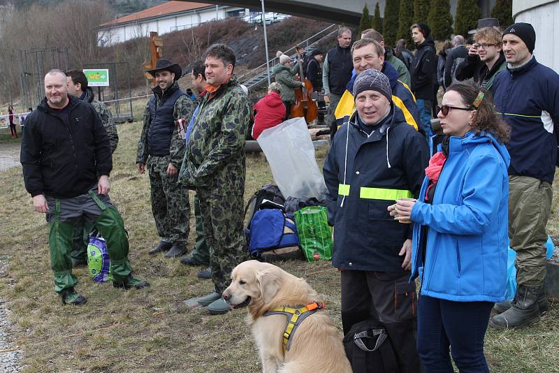 Odemykání řeky v Týnci nad Sázavou v roce 2018.