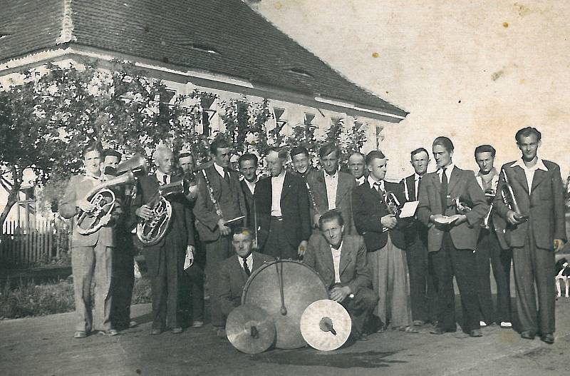 Sochůrkova popovická muzika byla aktivní v letech 1945 až 1960.