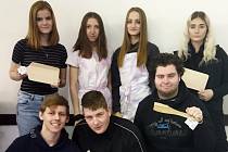 Zástupci studentské firmy HáTéčko. Studentky zleva: Nela Králová, Vanessa Chmelová, Jana Pechová, Aneta Koniariková. Studenti zleva: Radek Sedlmaier, Kryštof Jech, Ladislav Jelínek.