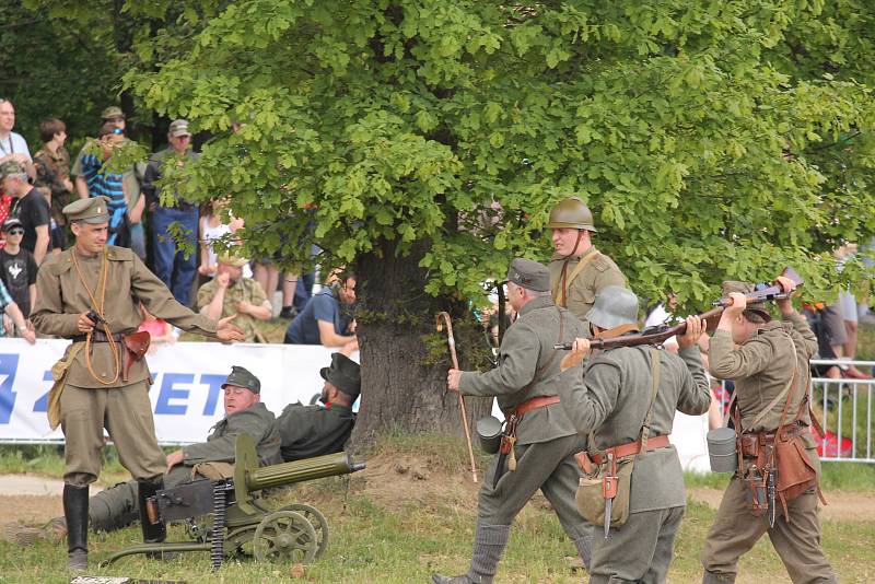 Vojenské technické muzeum se opět po roce velkolepě otevřelo veřejnosti. Dvacátou druhou sezonu zahájil průlet letounů i ukázka bitvy u Zborova.