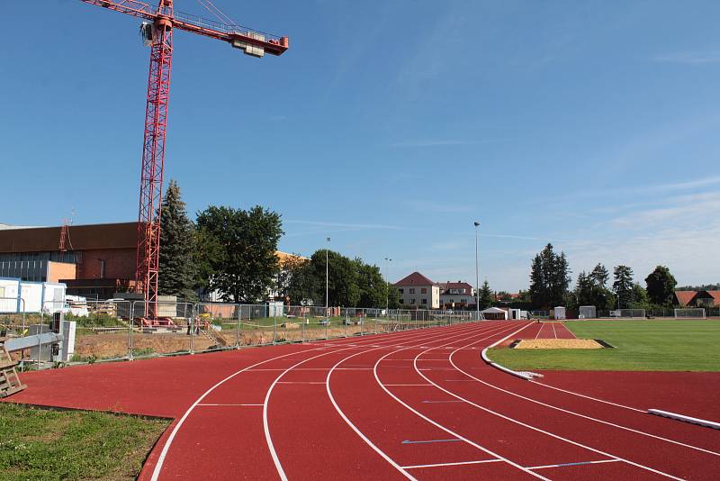 Ze stavby tribuny pro 260 diváků na benešovském atletickém stadionu, která bude uvnitř skrývat tunel s šedesátimetrovou čtyřdráhou.