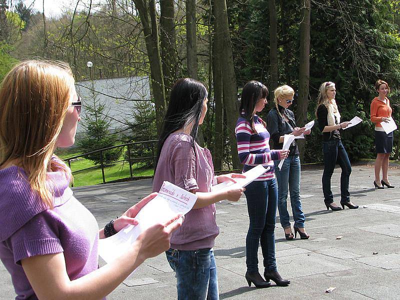 Příprava choreografie na finále Hasičské Miss Středočeského kraje 2011 na Konopišti.