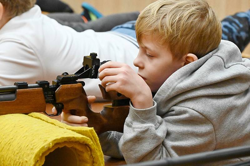 Z otevřených střeleckých závodů pro neregistrované střelce ze vzduchové pušky v benešovském domě dětí a mládeže.