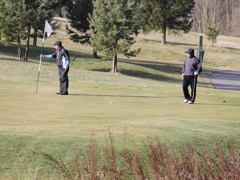 Zatímco jedni nazuli na nohy lyže, druzí se vydali na golfové hřiště.