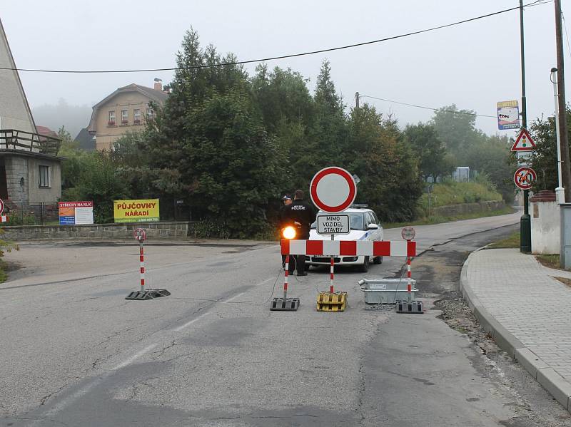 Týnecká Benešovská ulice je bez provozu, jezdí tam jen nákladní auta a fréza, která odstraňuje poškozený živičný povrch.