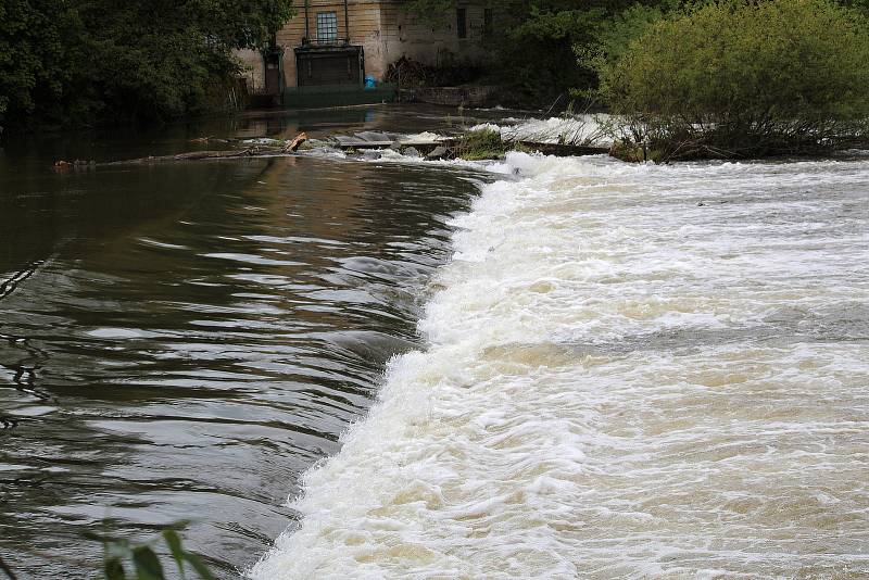 Vodáci si v neděli 23. května nenechali ujít příležitost pro své hobby. Ideální výšku hladiny využili k plavbě z Týnce nad Sázavou do Pikovic.