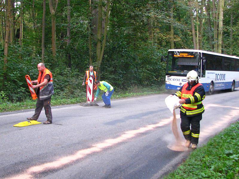 Čelní střet osobních aut u Konopiště.