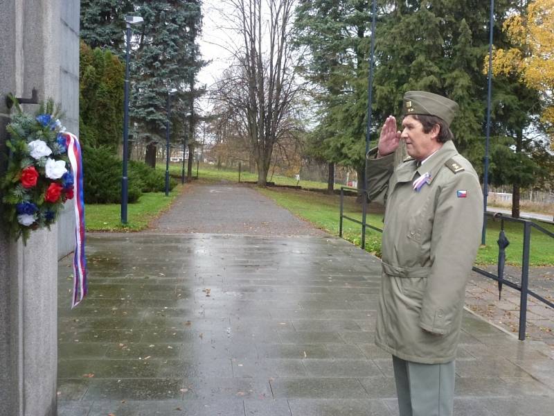 Miroslav Marek byl jediný, kdo 11. listopadu, v Den válečných veteránů položil u památníku padlých na benešovském hřbitově věnec a poklonil se jejich památce. 