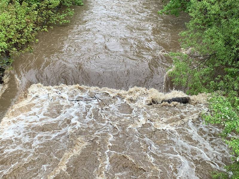 Červený potok v Hořovicích po deštích dosáhl 2. povodňového stupně.