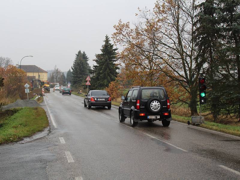 Výstavba chodníku v Chlístově komplikuje cestování po silnici z Benešova do Týnce nad Sázavou.