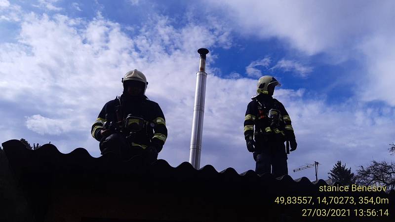Požár chatky v obci Mrač na Benešovsku 27. března 2021.