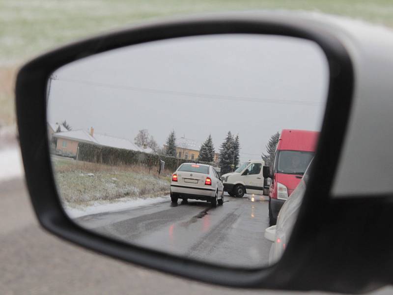 Situace na silnici číslo 106 u Chlístova v pondělí 19. listopadu ráno, kolem osmé hodiny.