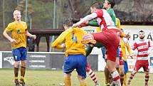 První jarní kolo ČFL - Štěchovice (v červenobílém) porazily doma po obratu Benešov 2:1.