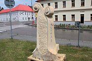 V centru Bystřice na Ješutově náměstí jsou vystavené artefakty ze sochařského sympózia v Drachkově, jedné z částí města.
