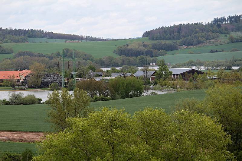 Olbramovice a okolí z dominanty obce, věže kostela Všech svatých.