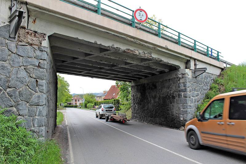 Mosty na silnici I/3 projdou do opravou která má skončit na začátku září. Poškozuje je těžká doprava na nich i pod nimi.