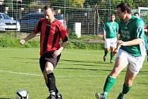 V zápase lídra tabulky z Přestavlk a předposledních Soběhrd, se opět ukázalo, že derby nemá favorita (1:1). Hostujícího Tomáše Rozehnala sleduje domácí Robert Kondáš. 