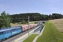 Vizualizace železniční zastávky a estakády představuje modernizaci tratě Sudoměřice - Votice.