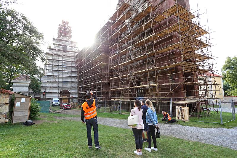 Snímáním makovice z věže kostela sv. Prokopa pokračují opravy poutního areálu sázavského kláštera.