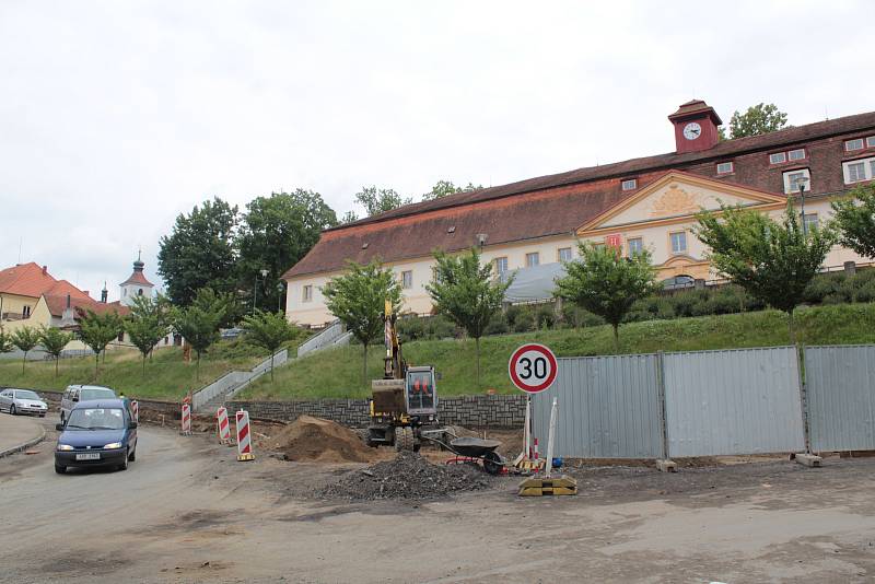 Cyklisté musí být opatrní při průchodu stavbou kruhové křižovatky