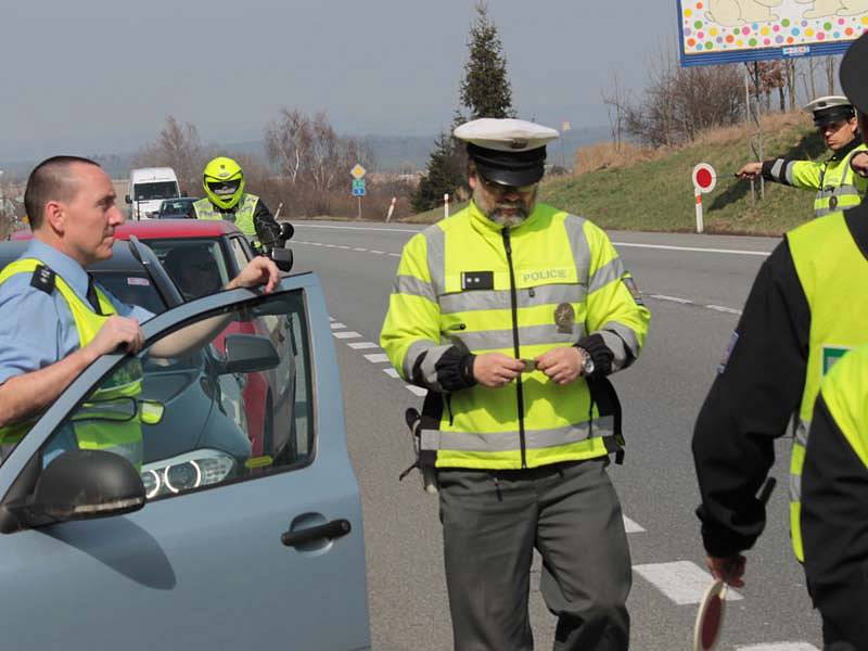 Rychlé jezdce stíhaly dálniční SuperB, VW Passat a Ford Mondeo. Nebezpečené předjíždění hlásila posádka vrtulníku a rychlost měřil také radar benešovské dopravní policie.