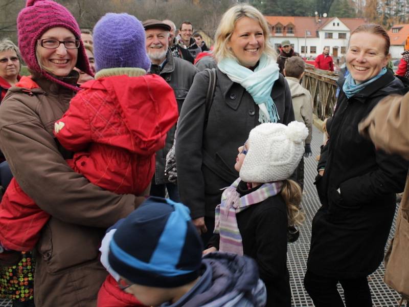 Znovuotevírání mostu mezi Čtyřkoly a Lštěním.