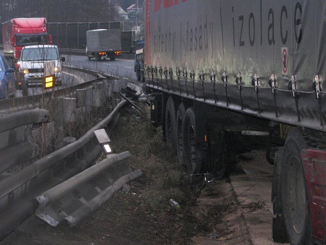 Bez zranění skončila dopravní nehoda kamionu na silnici I/3 nedaleko nájezdu na dálnice D1