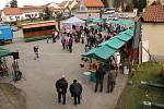 Velikonoční jarmark připravil tradičně spolek Babinec z Louňovic pod Blaníkem, který tuto akci pořádá již devátým rokem. Příchozí si zatančili, nakoupili drobnosti pro radost i nasytili nejrůznějšími pochutinami