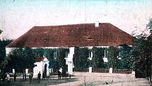 Louňovice pod Blaníkem: kolorovaná pohlednice zámku ze začátku 20. století.