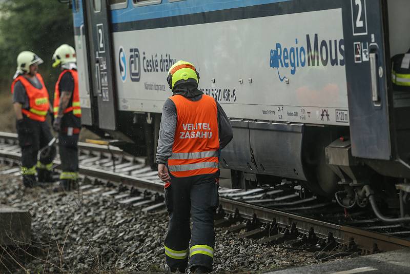 Ke srážce vlaku s autobusem došlo u Struhařova na Benešovsku v neděli 14. června.