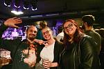 Sváteční večer 17. listopadu oživila v Benešově studentská kapela Plus, která zahrála v Max Beer Baru.