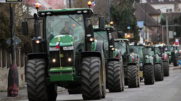 Umožnění řídit traktor o rok dříve by podle MPSV mohlo pomoci nalákat nové síly do zemědělství.