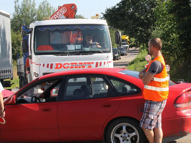 Úterní ranní nehoda na křižovatce týnecké výpadovky u Želatinky.