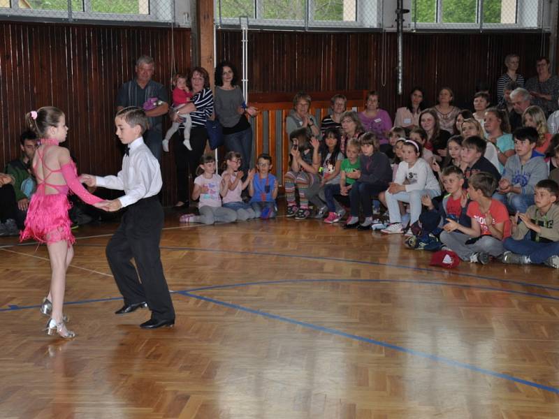 Součástí oslav pětašedesátého výročí ZŠ Postupice byla výstava fotografií, kvízy či loutkové divadlo.