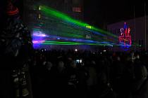 Laserová show na sázavském Náměstí Voskovce a Wericha.