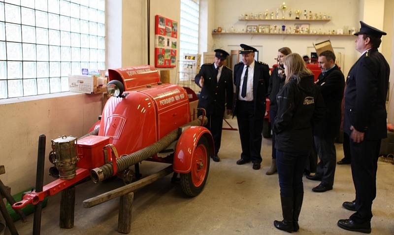 Renovovaná motorová hasičská stříkačka petroupimského sboru z roku 1937.